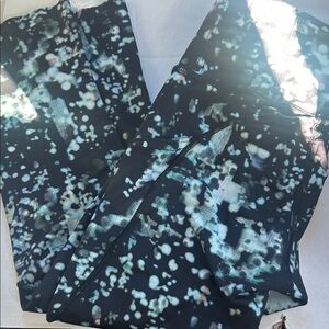 Lululemon pants capri pockets side and back waistband Black / Blue 4